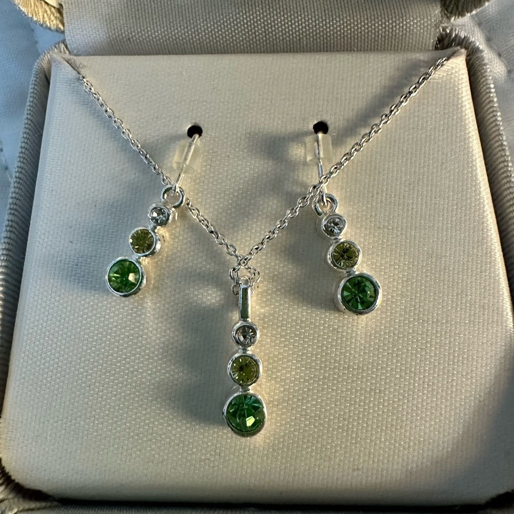 Emerald Green and Silver Necklace with Elegant Design